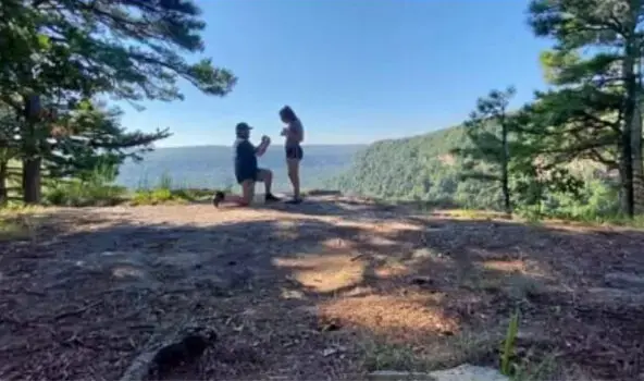 Man proposing to a woman