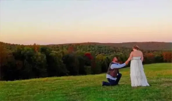 Man proposing to a woman
